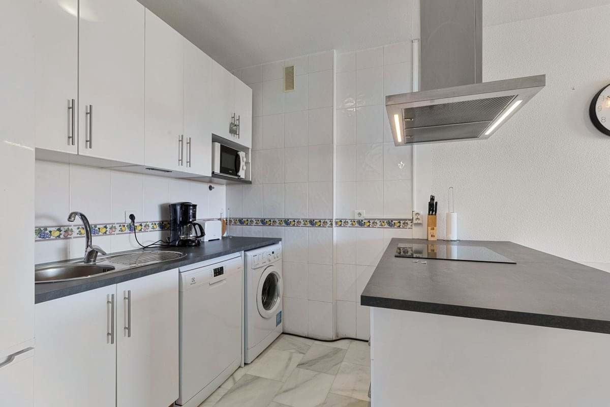 2 bedroom Apartment for sale in Fuengirola with pool garage - € 269,000 (Ref: 9337503)