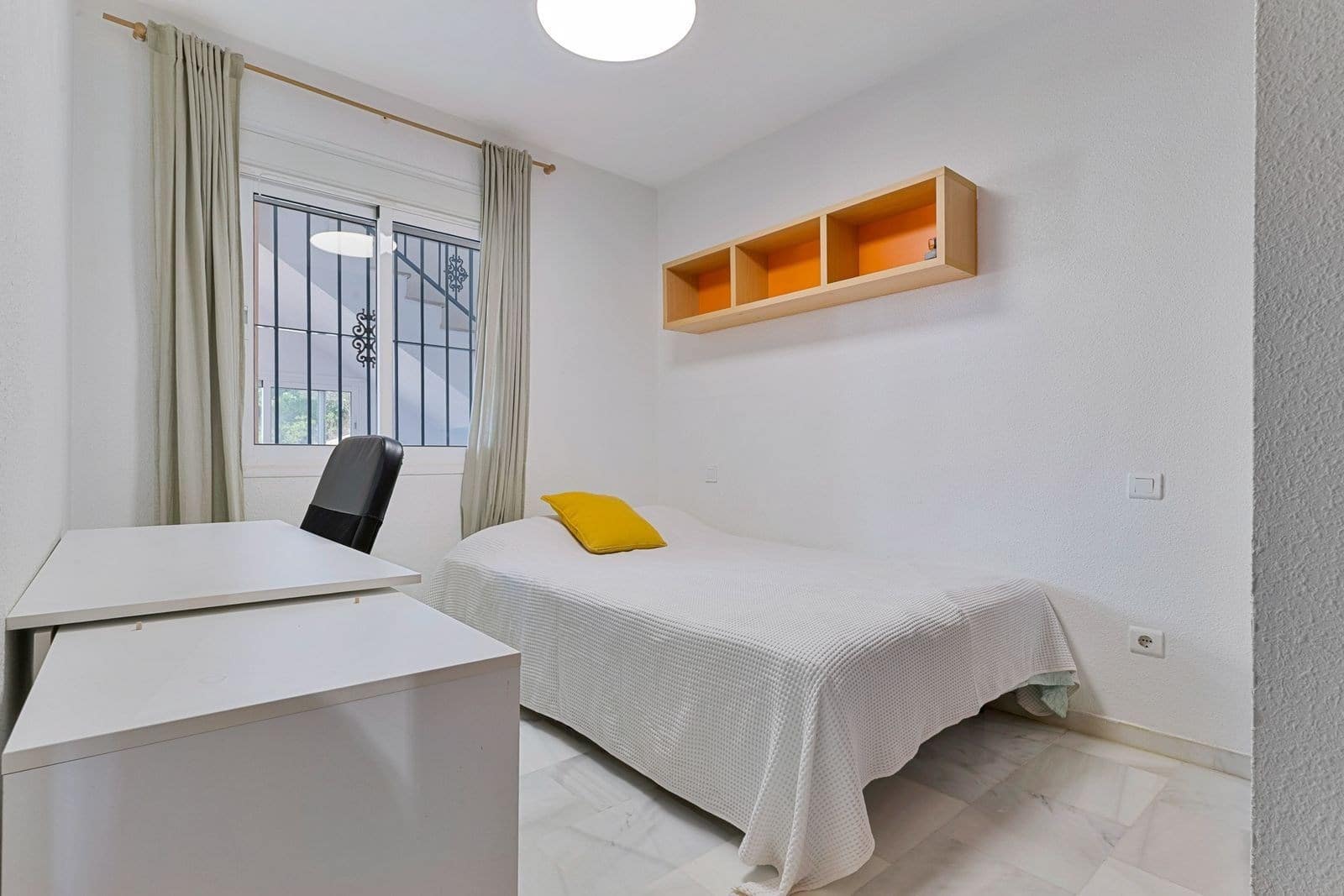 2 bedroom Apartment for sale in Fuengirola with pool garage - € 269,000 (Ref: 9337503)