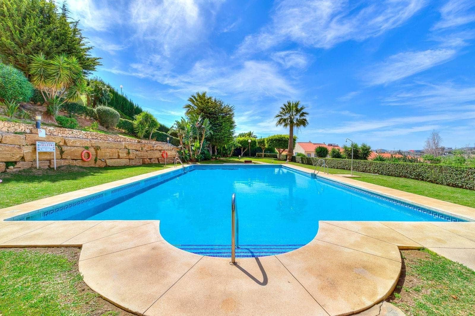 2 bedroom Apartment for sale in Fuengirola with pool garage - € 269,000 (Ref: 9337503)