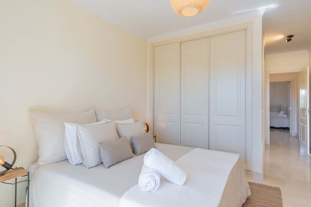 Apartamento de 2 habitaciones en Selwo, Estepona en venta con piscina garaje - 330.000 € (Ref: 9352981)