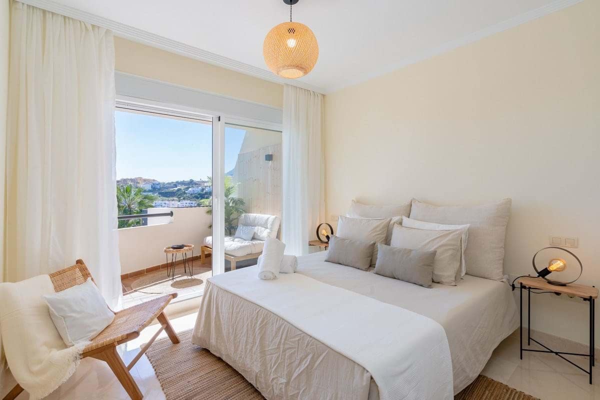 Apartamento de 2 habitaciones en New Golden Mile en venta con piscina garaje - 330.000 € (Ref: 9352981)