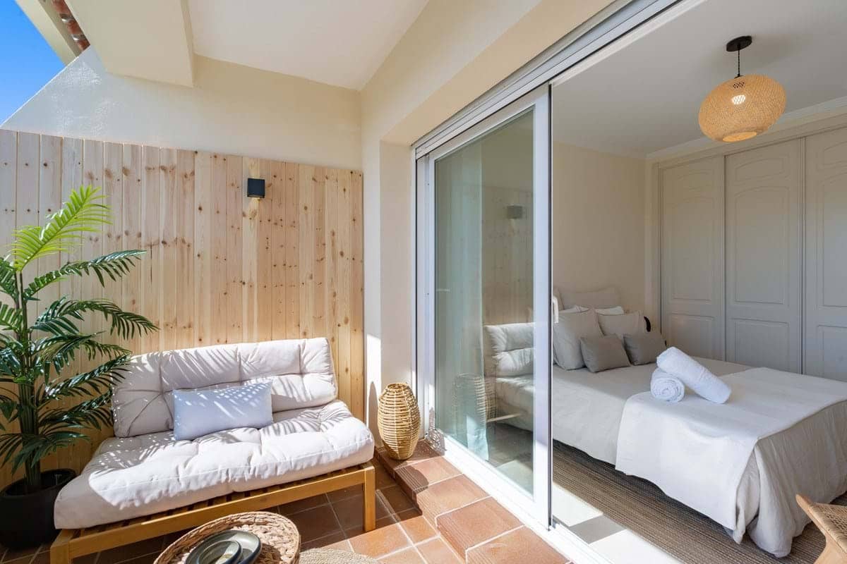 Apartamento de 2 habitaciones en New Golden Mile en venta con piscina garaje - 330.000 € (Ref: 9352981)