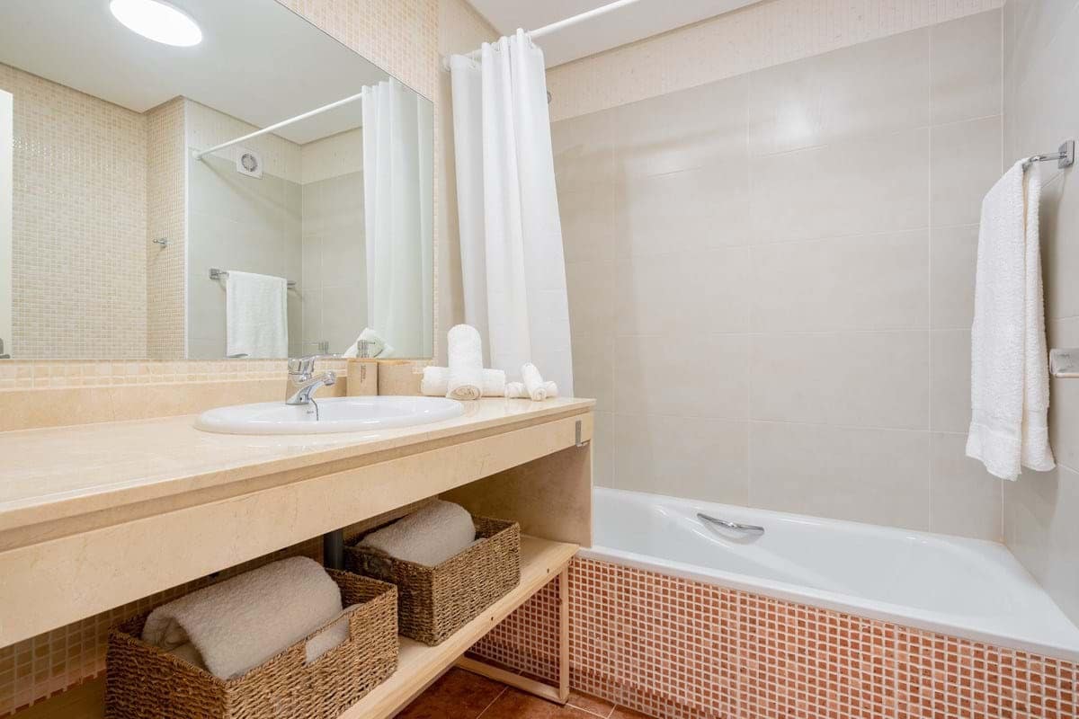 Apartamento de 2 habitaciones en New Golden Mile en venta con piscina garaje - 330.000 € (Ref: 9352981)