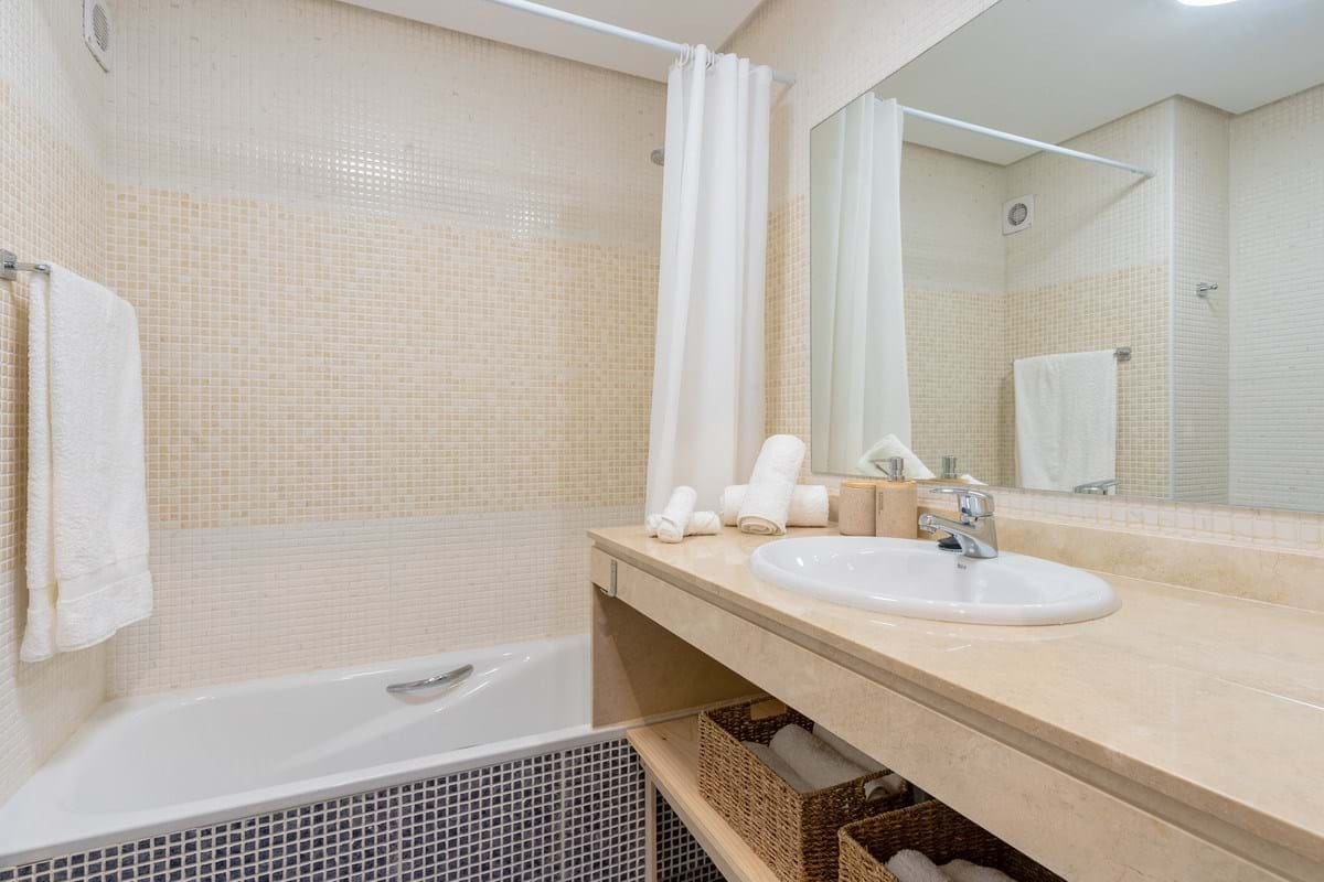 Apartamento de 2 habitaciones en New Golden Mile en venta con piscina garaje - 330.000 € (Ref: 9352981)