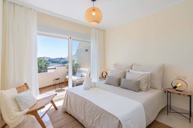 Apartamento de 2 habitaciones en Selwo, Estepona en venta con piscina garaje - 330.000 € (Ref: 9352981)