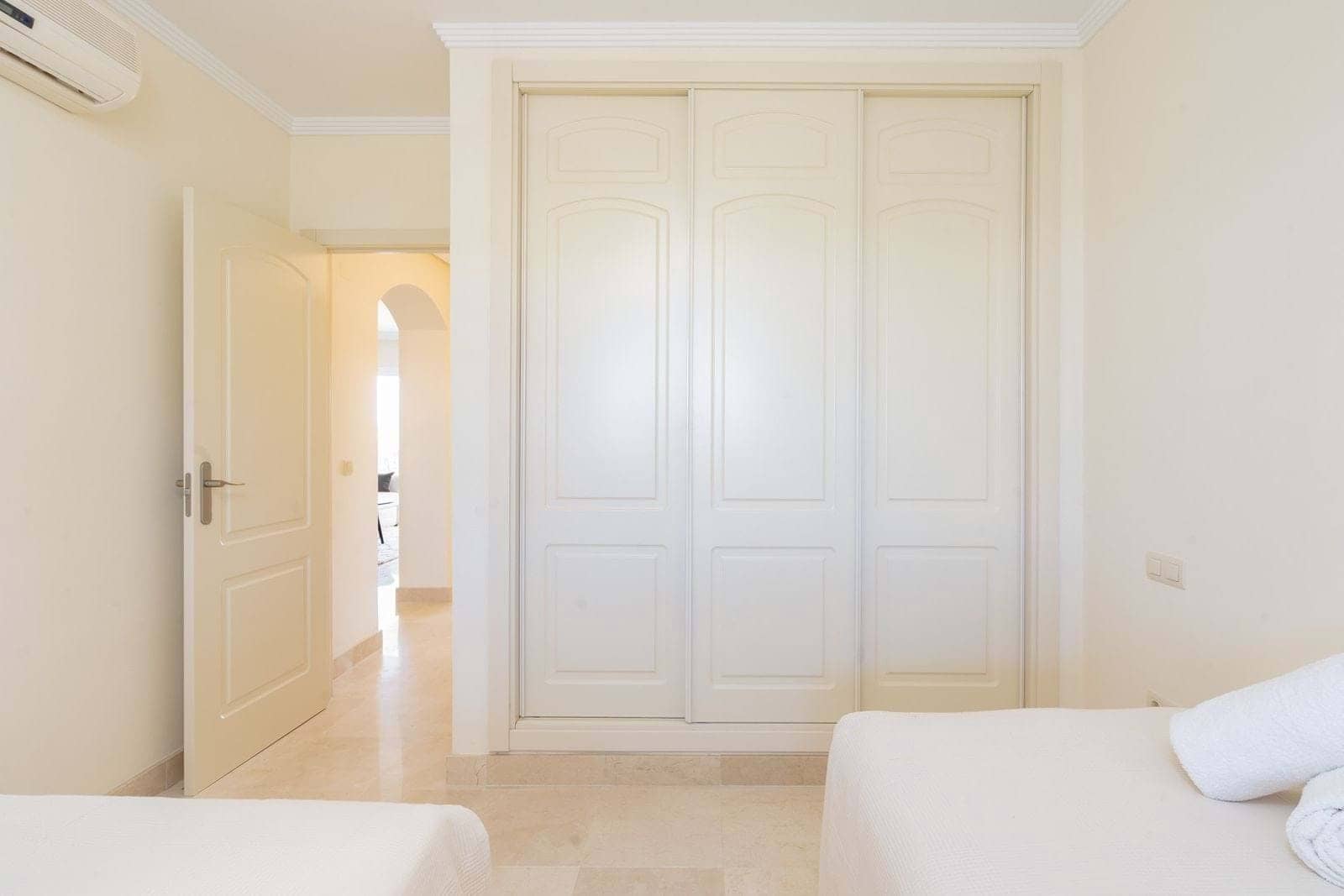 Apartamento de 2 habitaciones en New Golden Mile en venta con piscina garaje - 330.000 € (Ref: 9352981)