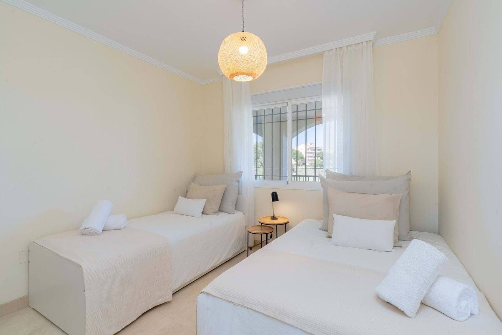 Apartamento de 2 habitaciones en New Golden Mile en venta con piscina garaje - 330.000 € (Ref: 9352981)