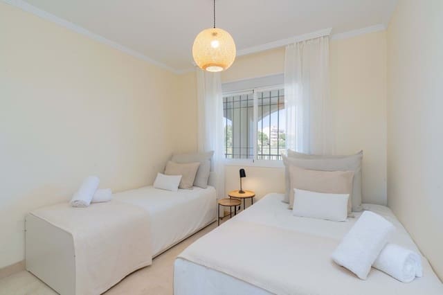 Apartamento de 2 habitaciones en Selwo, Estepona en venta con piscina garaje - 330.000 € (Ref: 9352981)