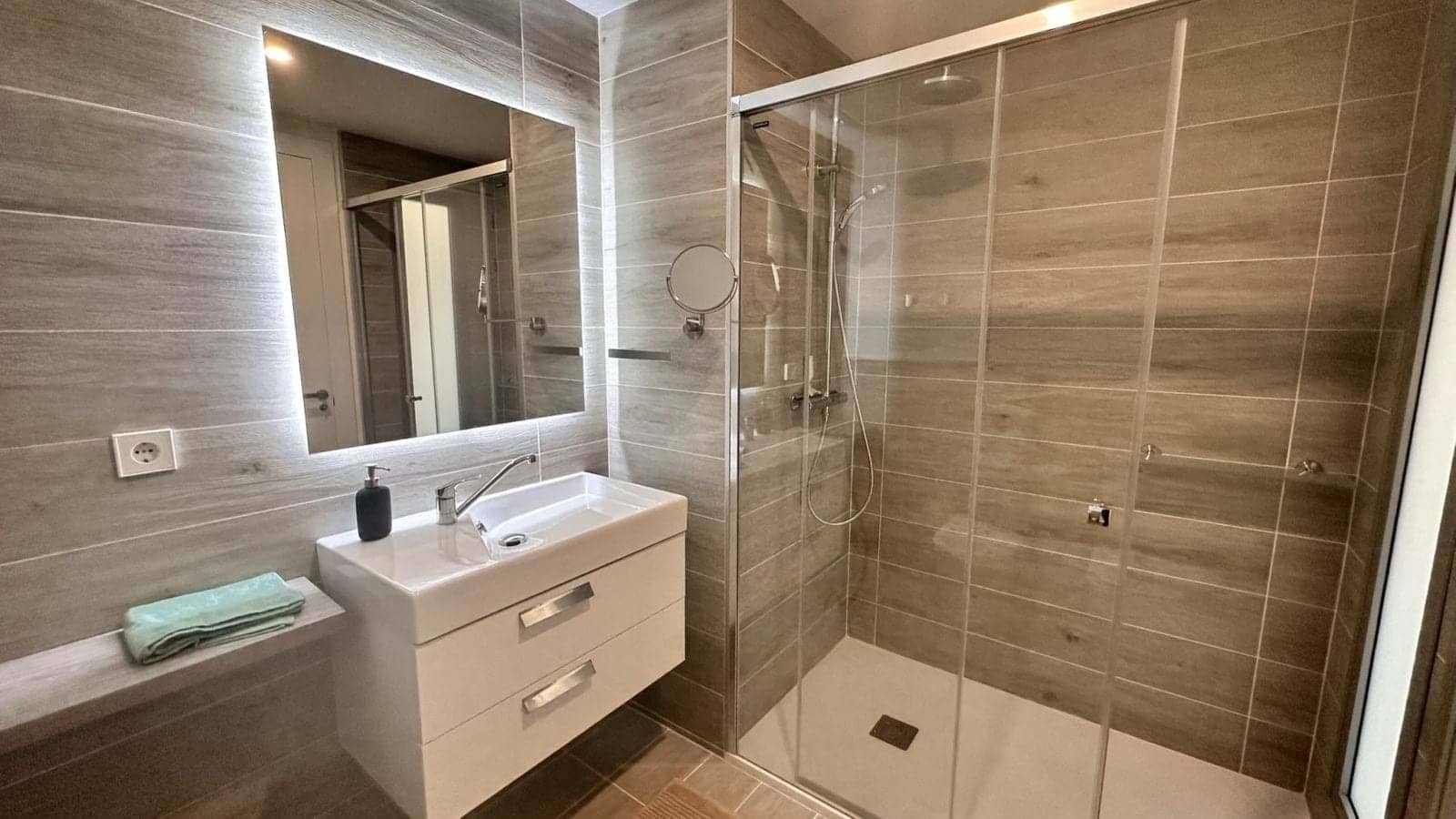 Apartamento de 2 habitaciones en New Golden Mile en venta con piscina garaje - 420.000 € (Ref: 9353016)