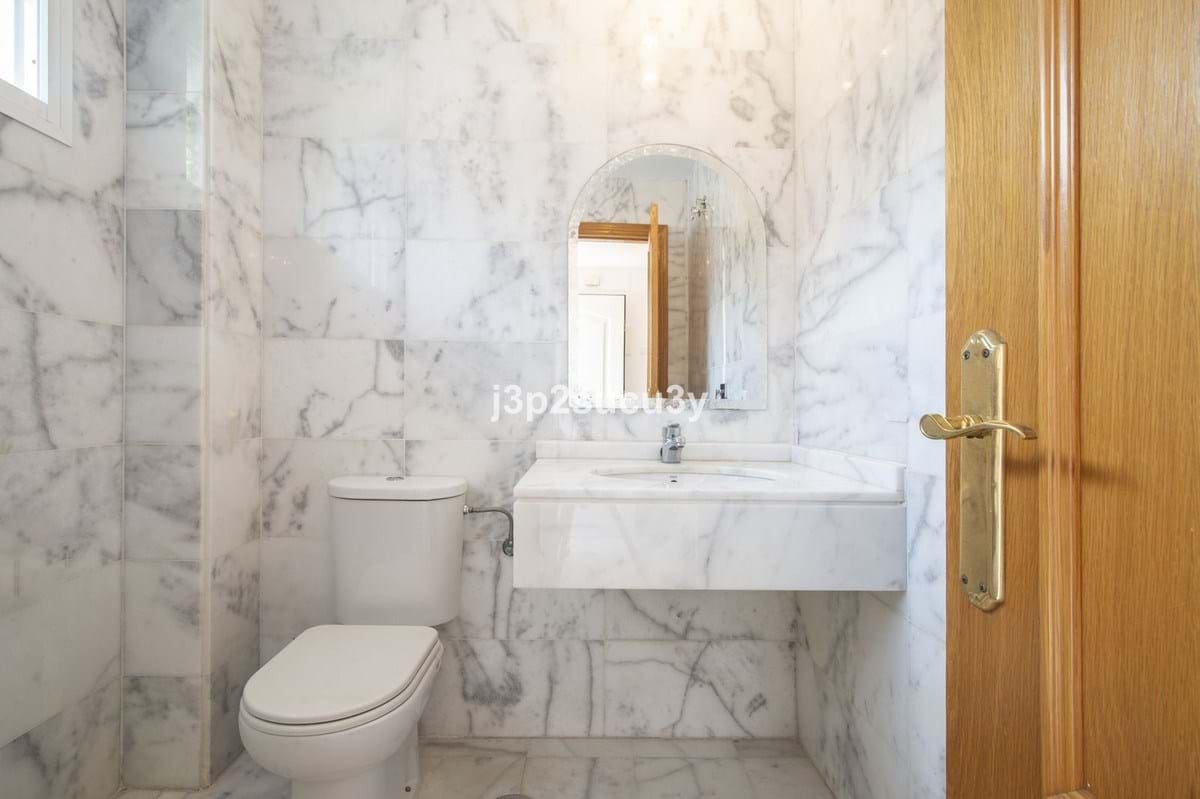 3 bedroom Villa for sale in Estepona with pool garage - € 390,000 (Ref: 9353020)