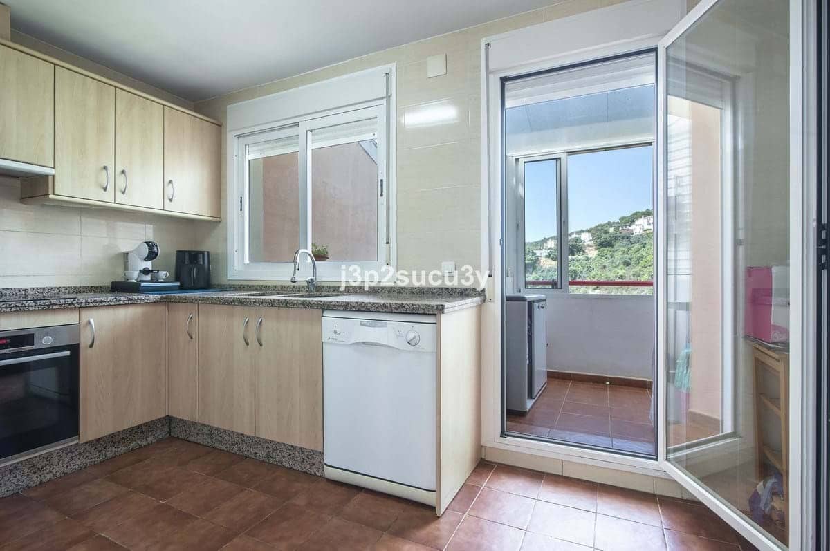 3 bedroom Villa for sale in Estepona with pool garage - € 390,000 (Ref: 9353020)