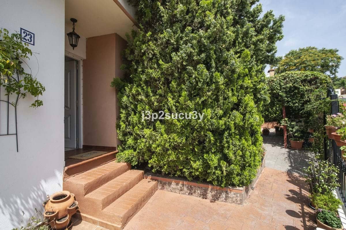 3 bedroom Villa for sale in Estepona with pool garage - € 390,000 (Ref: 9353020)