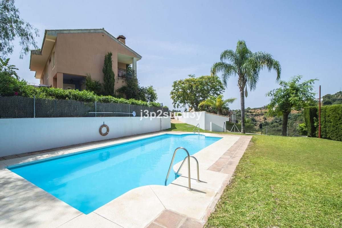 3 bedroom Villa for sale in Estepona with pool garage - € 390,000 (Ref: 9353020)