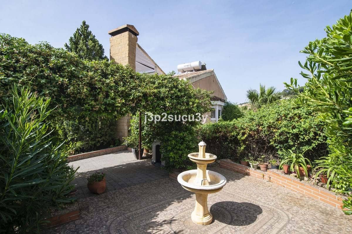 3 bedroom Villa for sale in Estepona with pool garage - € 390,000 (Ref: 9353020)