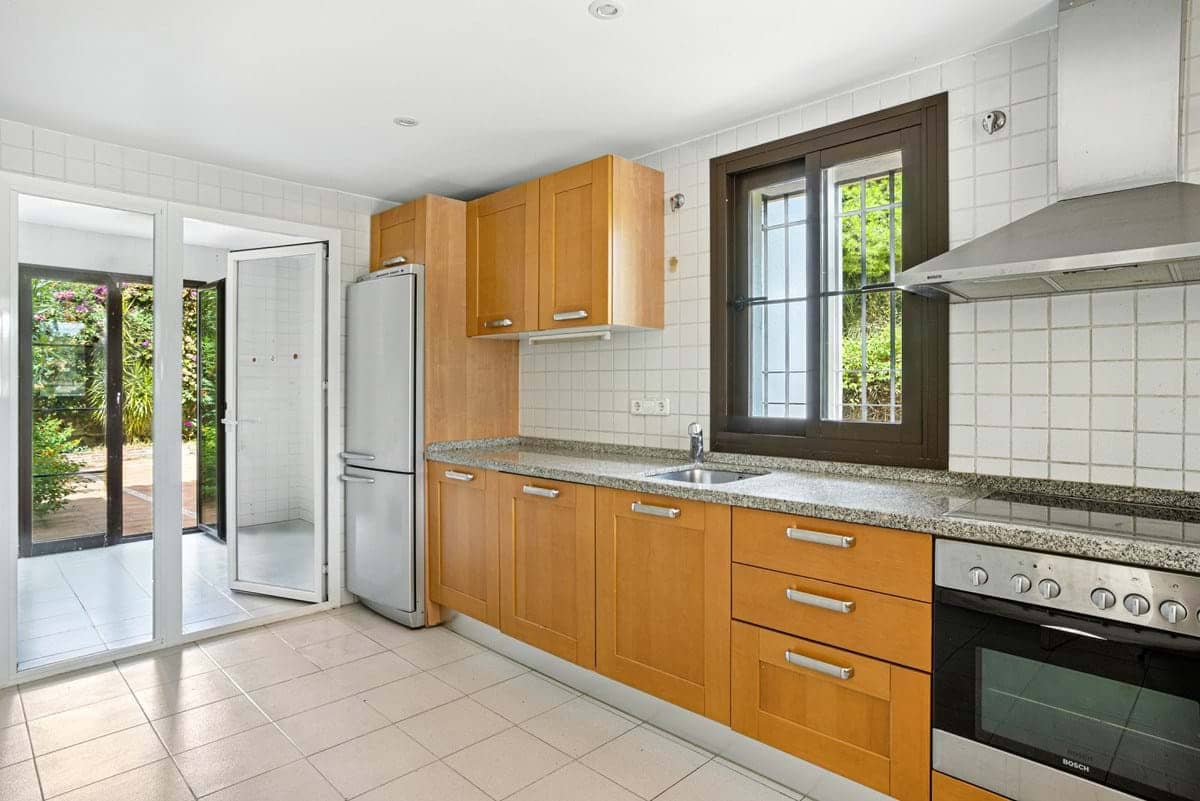 4 makuuhuone Omakotitalo myytävänä paikassa Marbella mukana uima-altaan 
autotalli - 810 000 € (Ref: 9413286)