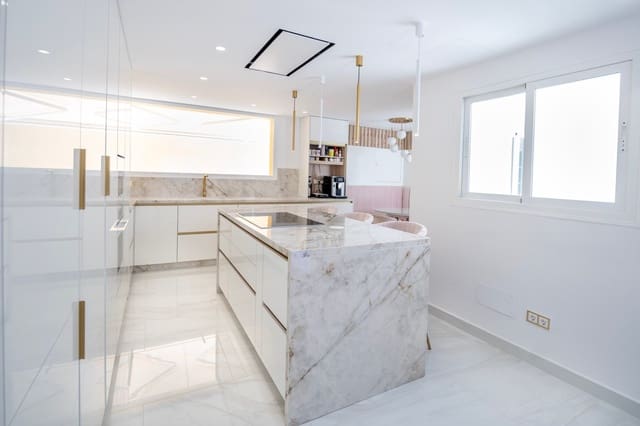 Chalet de 4 habitaciones en Marbella en venta con piscina - 899.000 € (Ref: 9414932)