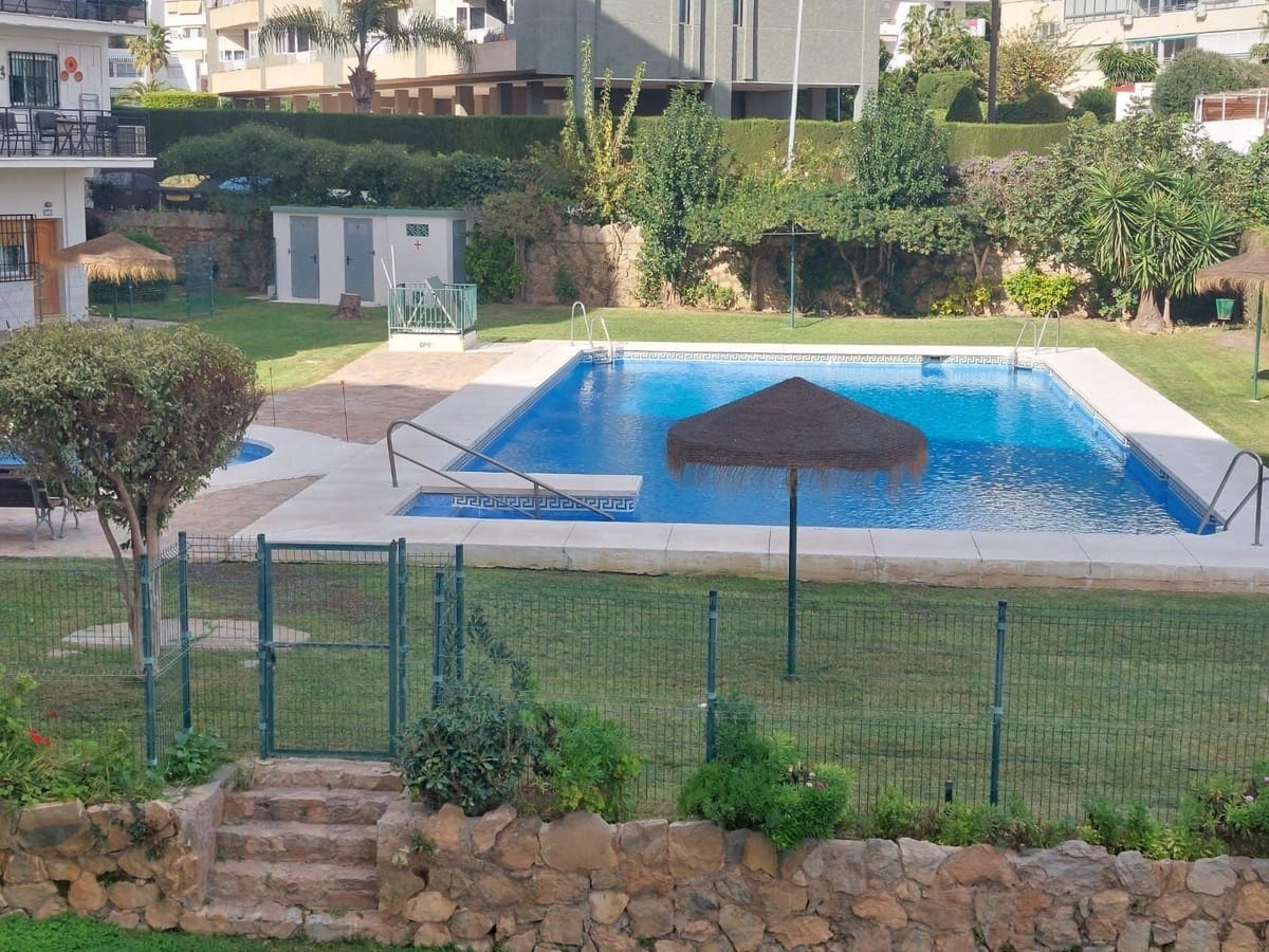 2 bedroom Apartment for sale in Benalmadena with pool garage - € 250,000 (Ref: 9438567)