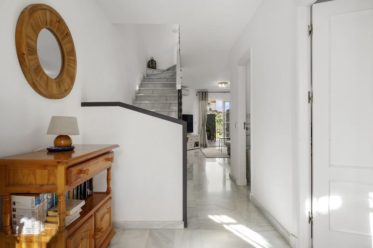 2 soveværelse Byhus til salg i Estepona med swimmingpool garage - € 485.000 (Ref: 9550231)