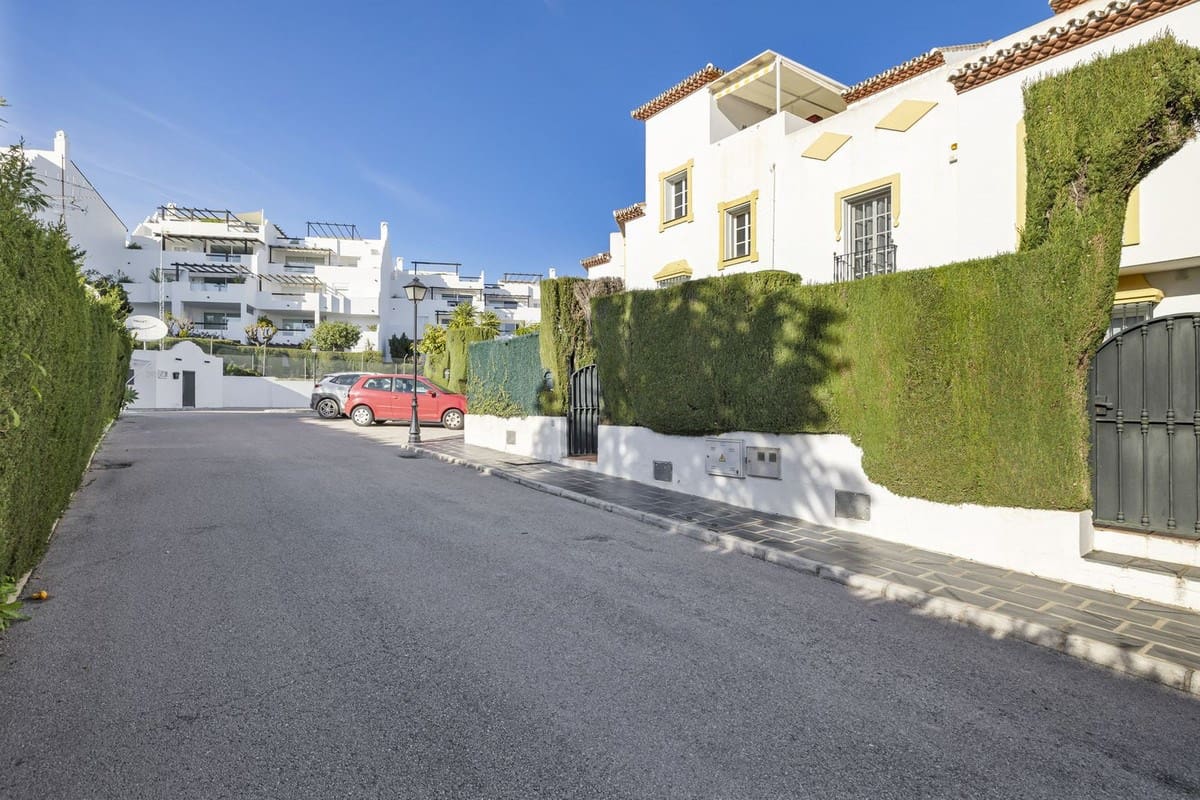 2 soveværelse Byhus til salg i Estepona med swimmingpool garage - € 485.000 (Ref: 9550231)