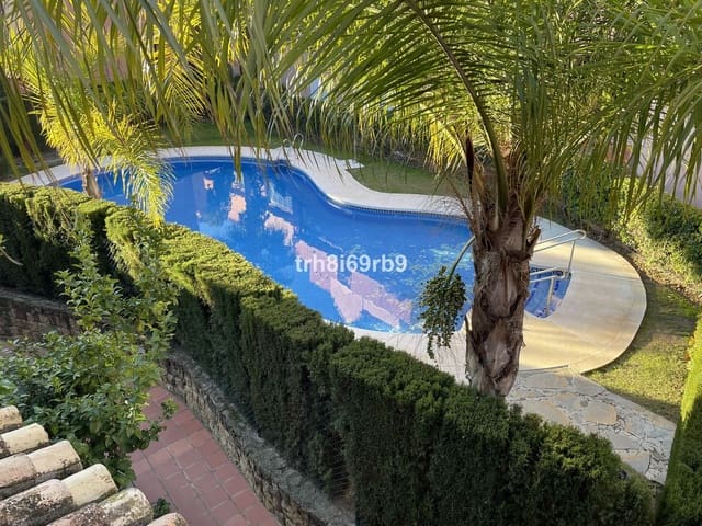 3 sovrum Villa till salu i Estepona med pool garage - 550 000 € (Ref: 9872637)