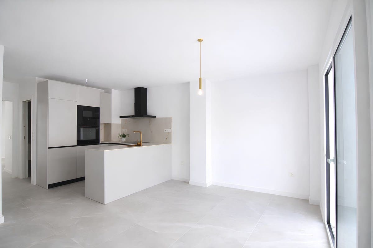 2 bedroom Apartment for sale in Fuengirola - € 419,000 (Ref: 9872643)