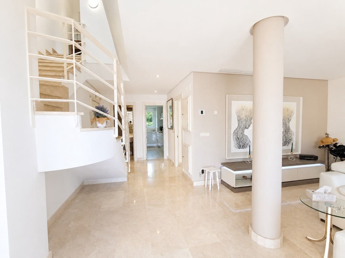 2 bedroom Apartment for sale in Marbella with pool garage - € 760,000 (Ref: 9906764)
