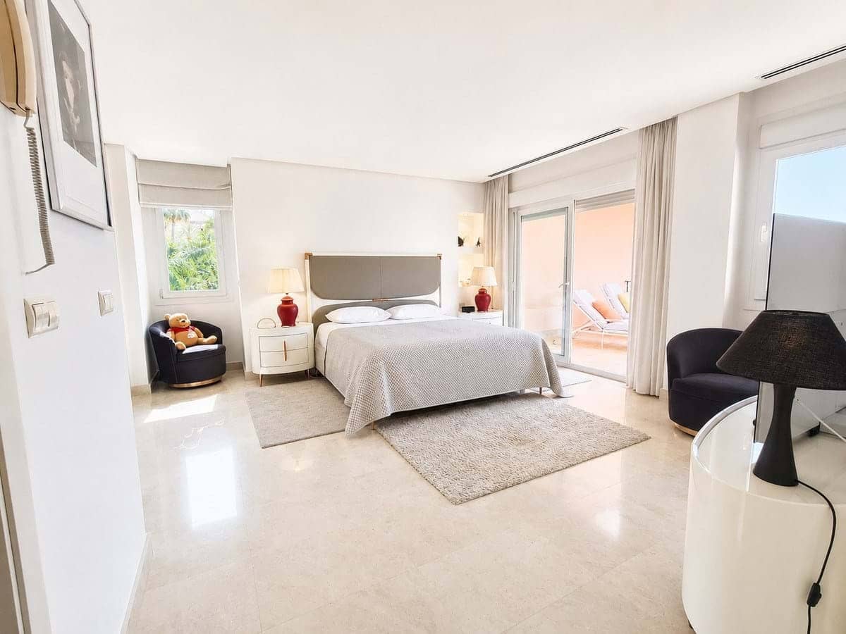 2 bedroom Apartment for sale in Marbella with pool garage - € 760,000 (Ref: 9906764)