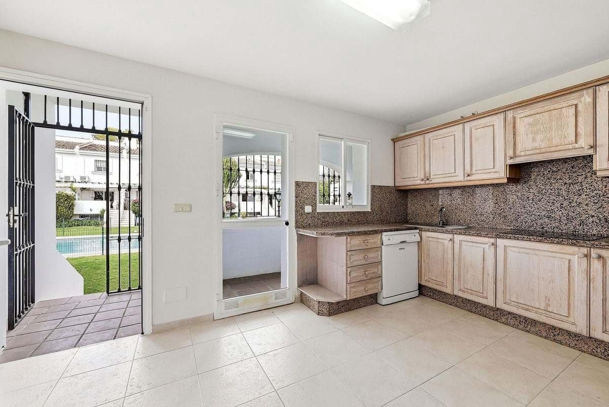 4 quarto Casa em Banda para venda em Marbella com piscina garagem - 625 000 € (Ref: 9906766)