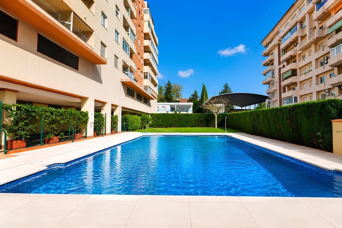 2 soverom Leilighet til salgs i Fuengirola med svømmebasseng garasje - € 388 000 (Ref: 9906772)