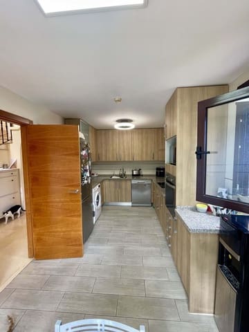 3 soveværelse Byhus til salg i Estepona med swimmingpool garage - € 495.000 (Ref: 9932046)