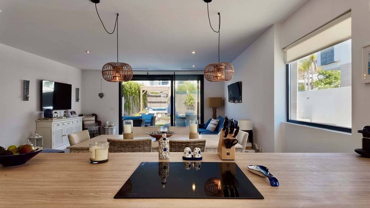 4 slaapkamer Villa te koop in New Golden Mile met zwembad garage - € 949.000 (Ref: 9932157)
