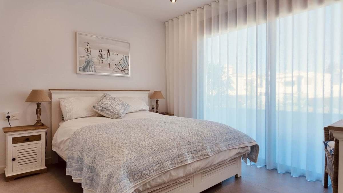 4 slaapkamer Villa te koop in New Golden Mile met zwembad garage - € 949.000 (Ref: 9932157)