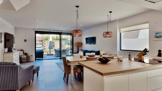 4 slaapkamer Villa te koop in New Golden Mile, Estepona met zwembad garage - € 949.000 (Ref: 9932157)