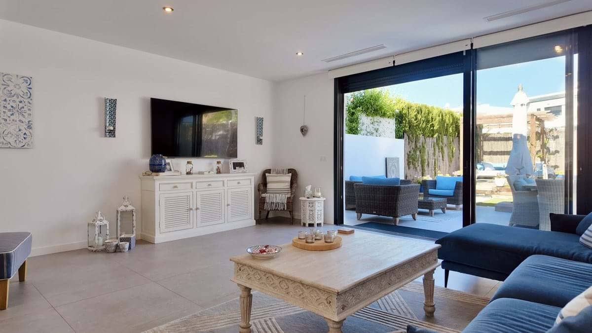 4 slaapkamer Villa te koop in New Golden Mile met zwembad garage - € 949.000 (Ref: 9932157)