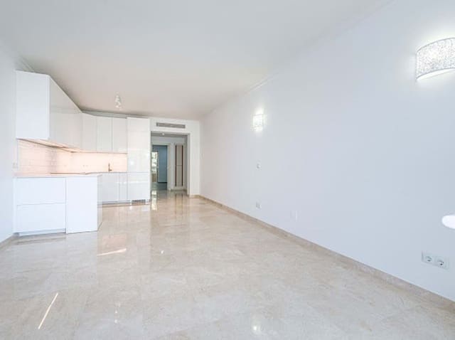 Apartamento de 3 habitaciones en Marbella en venta con piscina garaje - 649.000 € (Ref: 9932159)