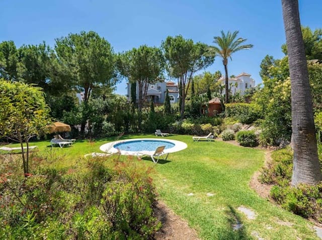 Apartamento de 3 habitaciones en Marbella en venta con piscina garaje - 649.000 € (Ref: 9932159)