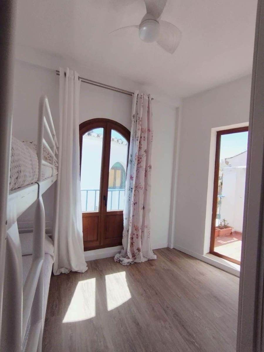 2 slaapkamer Huis te koop in Estepona met garage - € 920.000 (Ref: 9932169)