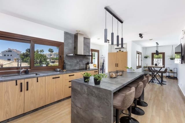 6 bedroom Villa for sale in Estepona with pool garage - € 2,390,000 (Ref: 9932571)