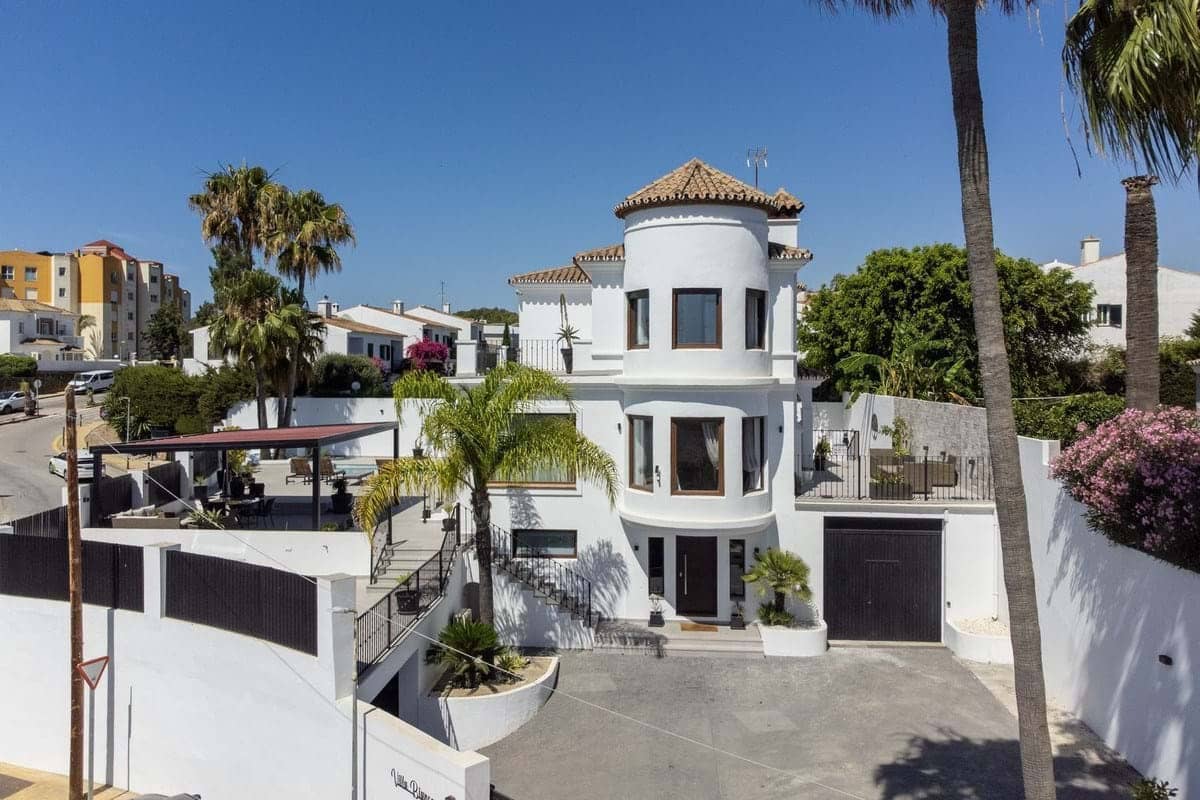 6 bedroom Villa for sale in Estepona with pool garage - € 2,390,000 (Ref: 9932571)