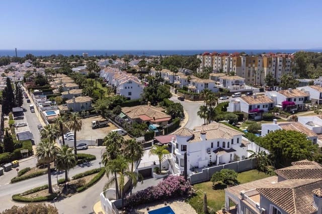 6 bedroom Villa for sale in Estepona with pool garage - € 2,390,000 (Ref: 9932571)