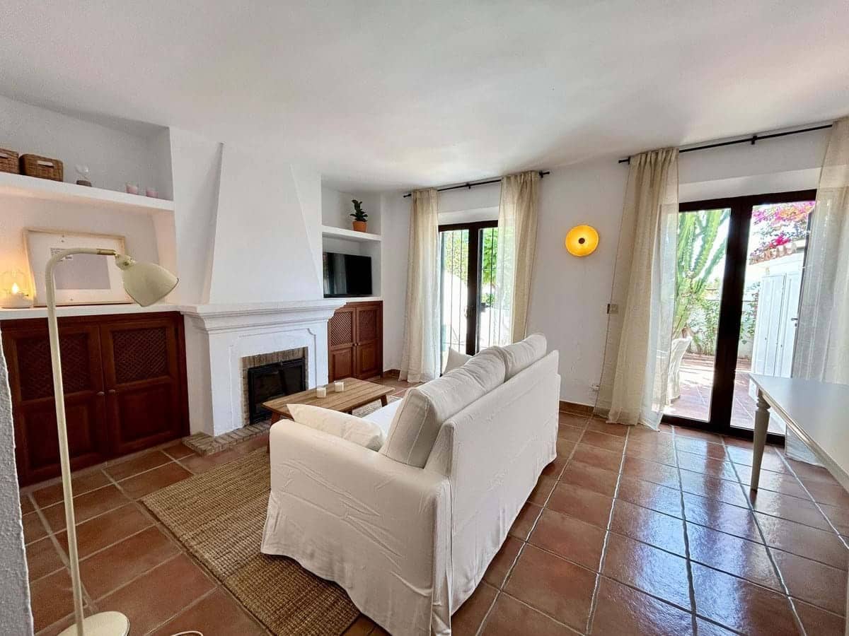 2 makuuhuone Omakotitalo myytävänä paikassa Marbella mukana uima-altaan - 550 000 € (Ref: 9932573)