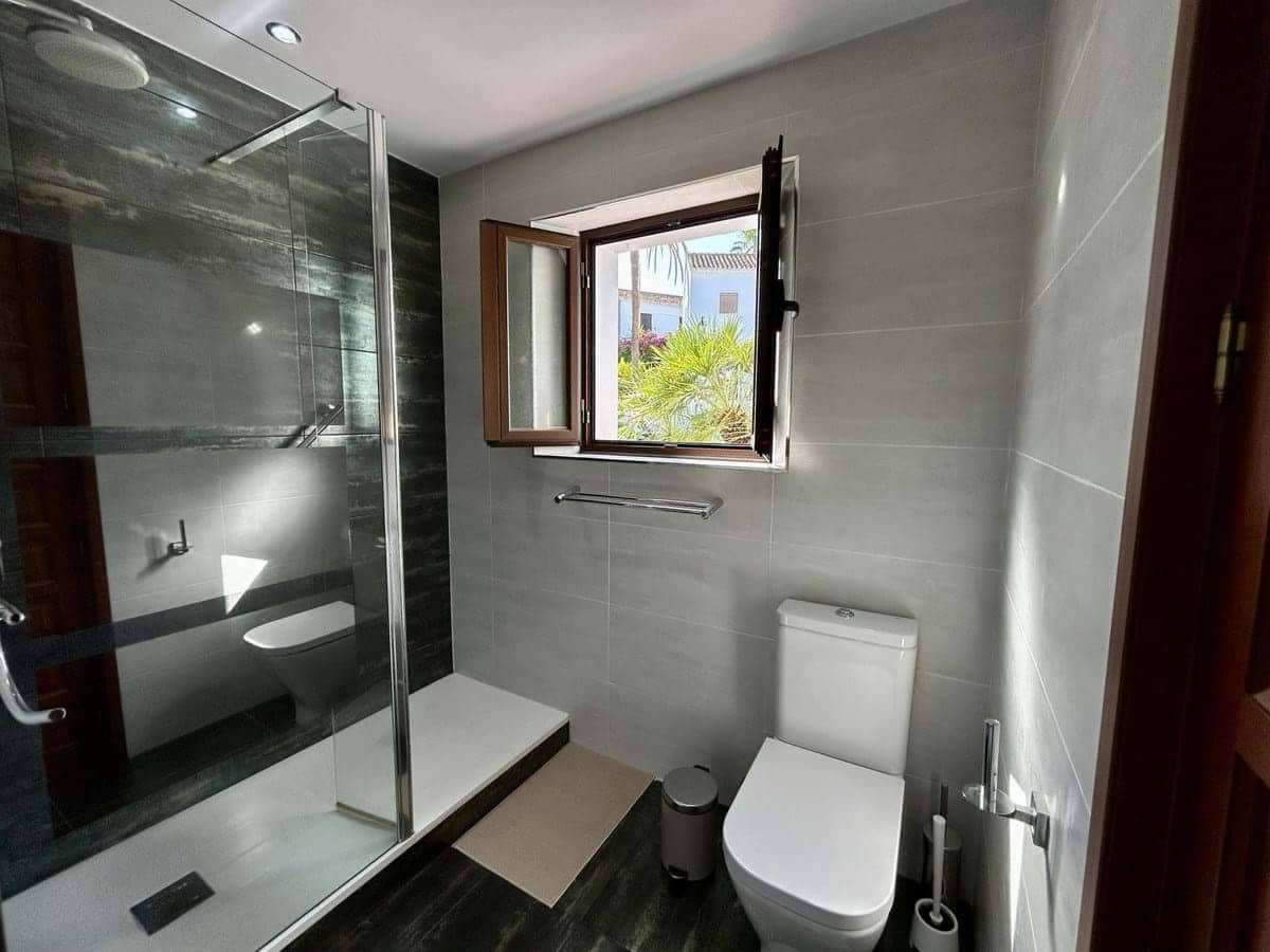 2 makuuhuone Omakotitalo myytävänä paikassa Marbella mukana uima-altaan - 550 000 € (Ref: 9932573)