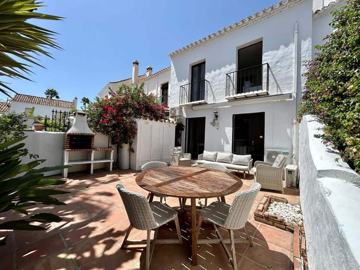 2 makuuhuone Omakotitalo myytävänä paikassa Marbella mukana uima-altaan - 550 000 € (Ref: 9932573)