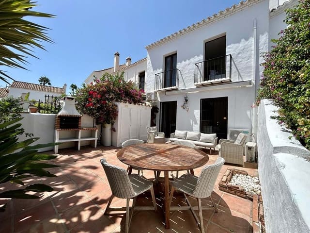 2 soveværelse Byhus til salg i Marbella med swimmingpool - € 550.000 (Ref: 9932573)