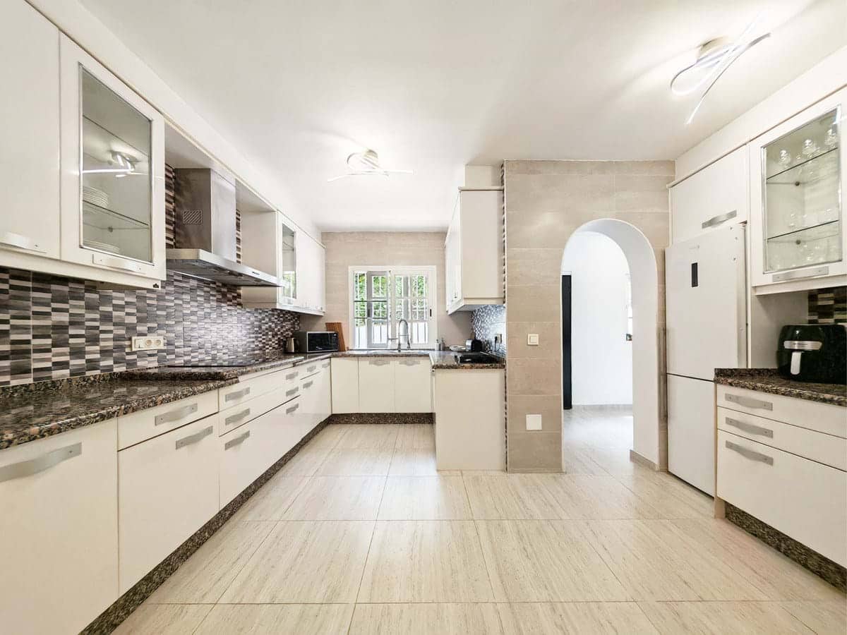 3 bedroom Villa for sale in Benalmadena with pool garage - € 895,000 (Ref: 9932575)