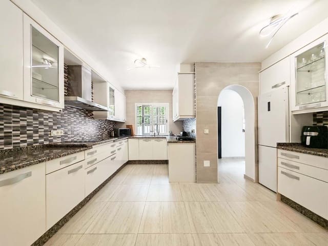 3 soveværelse Villa til salg i Benalmádena med swimmingpool garage - € 895.000 (Ref: 9932575)