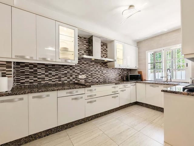 3 soveværelse Villa til salg i Benalmádena med swimmingpool garage - € 895.000 (Ref: 9932575)