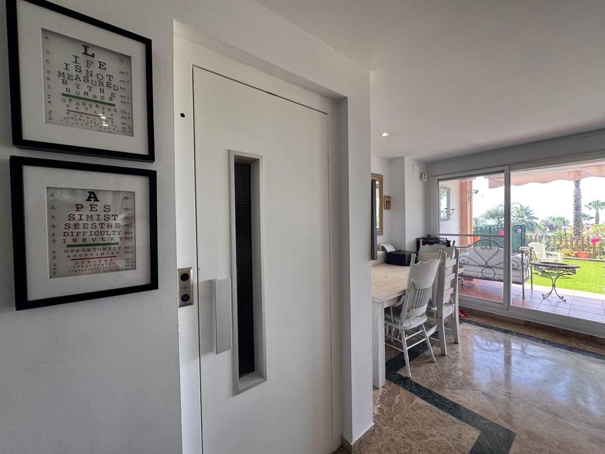 3 soveværelse Byhus til salg i Estepona med swimmingpool garage - € 595.000 (Ref: 9941542)