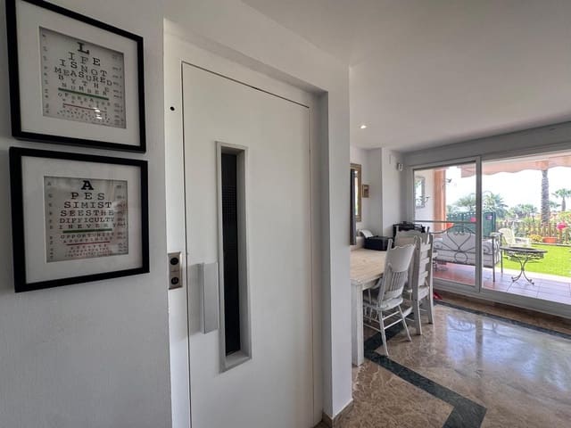 3 soveværelse Byhus til salg i Estepona med swimmingpool garage - € 595.000 (Ref: 9941542)