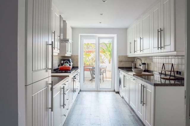 4 soverom Hus til salgs i Marbella med svømmebasseng garasje - € 750 000 (Ref: 9941547)